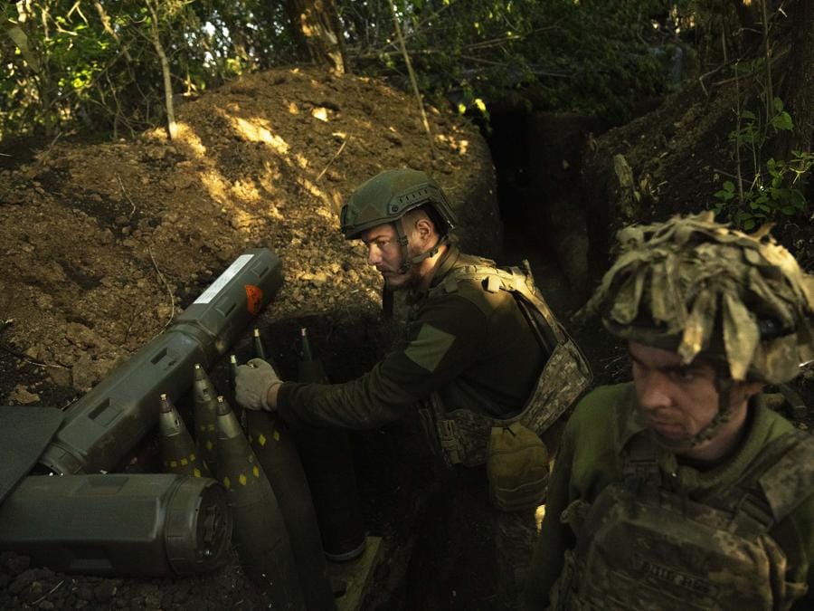 I militari ucraini della 148a brigata di artiglieria separata delle forze d’assalto aereo delle forze armate ucraine si preparano a sparare con un obice M777 verso posizioni russe, sul fronte di Donetsk, Ucraina. (AP Photo/Francisco Seco)