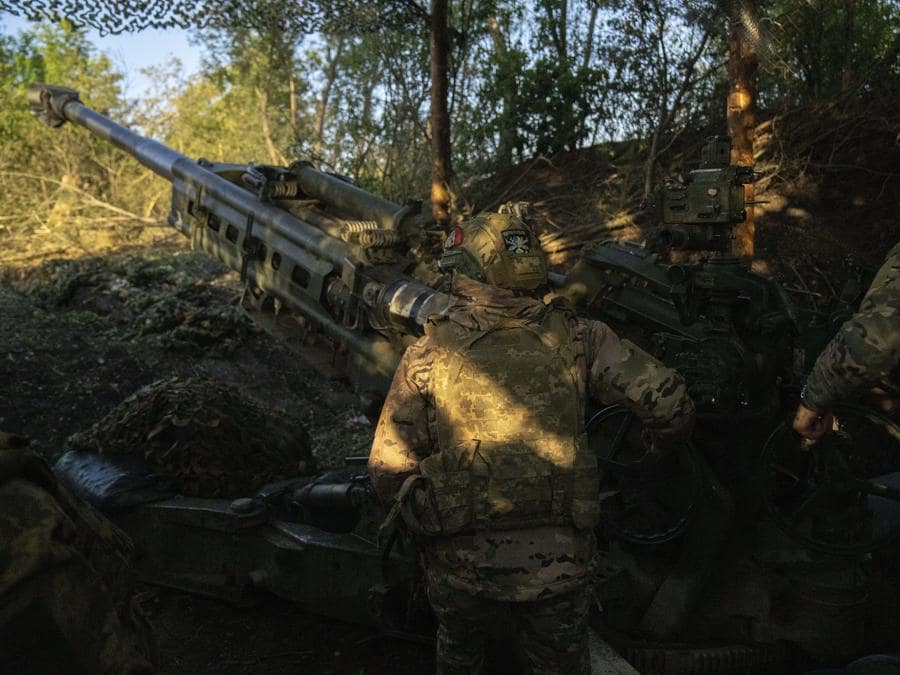 I militari ucraini della 148a brigata di artiglieria separata delle forze d’assalto aereo delle forze armate ucraine si preparano a sparare con un obice M777 verso posizioni russe, sul fronte di Donetsk, Ucraina. (AP Photo/Francisco Seco)