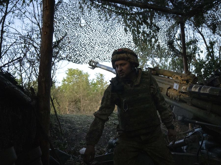 I militari ucraini della 148a brigata di artiglieria separata delle forze d’assalto aereo delle forze armate ucraine si preparano a sparare con un obice M777 verso posizioni russe, sul fronte di Donetsk, Ucraina. (AP Photo/Francisco Seco)