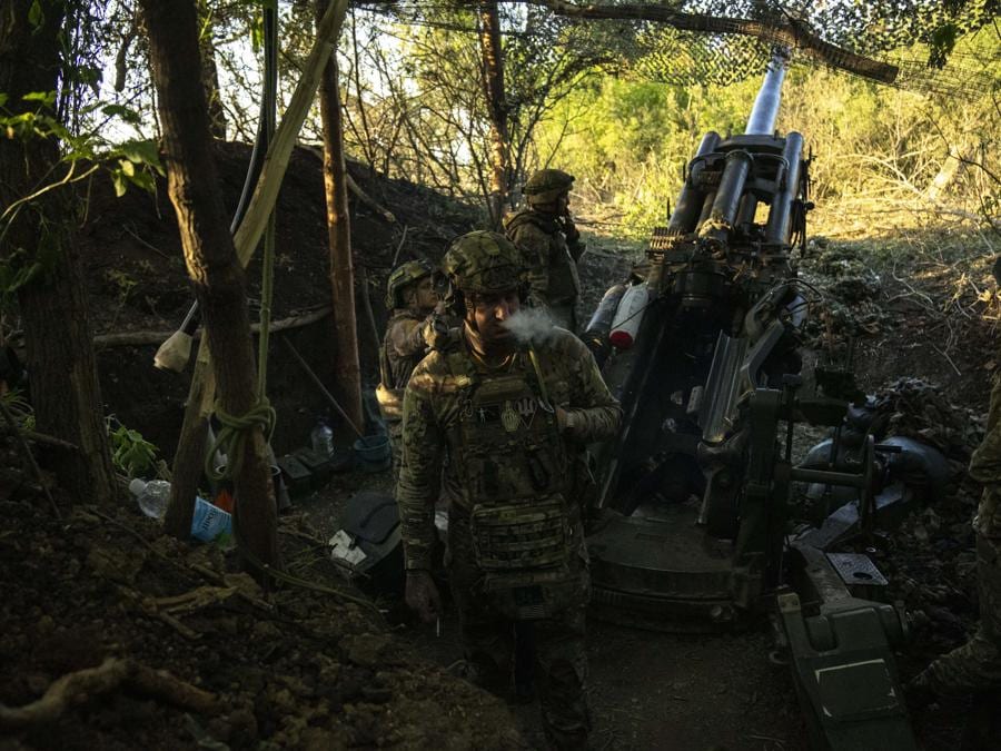 I militari ucraini della 148a brigata di artiglieria separata delle forze d’assalto aereo delle forze armate ucraine si preparano a sparare con un obice M777 verso posizioni russe, sul fronte di Donetsk, Ucraina. (AP Photo/Francisco Seco)