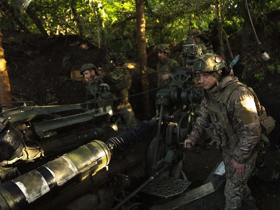 I militari ucraini della 148a brigata di artiglieria separata delle forze d’assalto aereo delle forze armate ucraine si preparano a sparare con un obice M777 verso posizioni russe, sul fronte di Donetsk, Ucraina. (AP Photo/Francisco Seco)