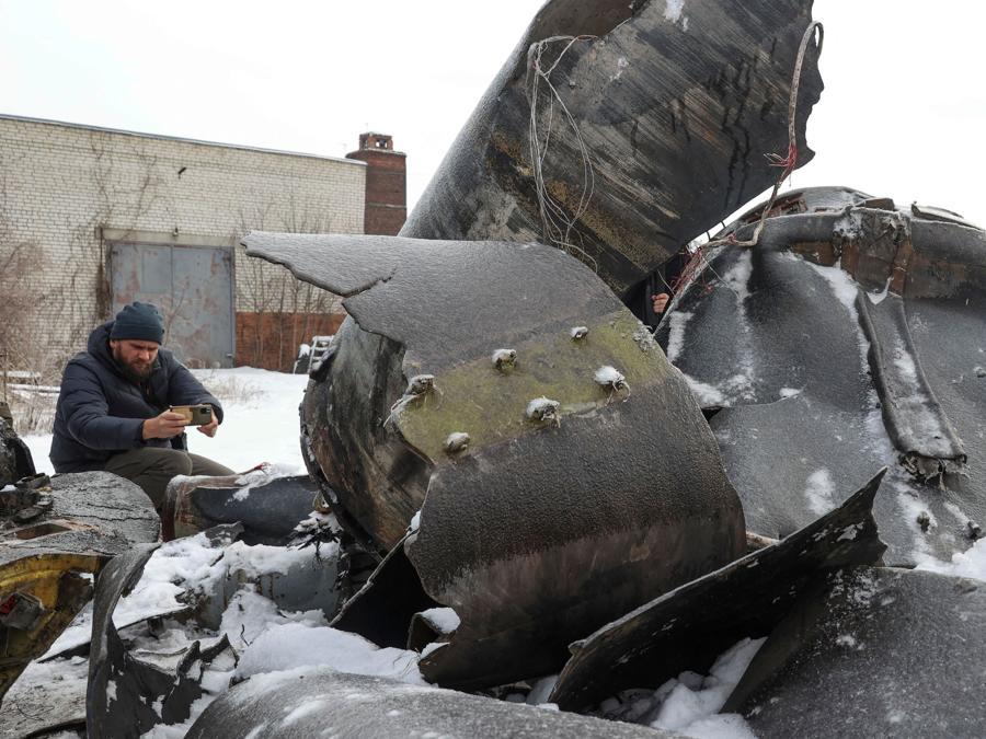 Un uomo fotografa parti di un missile non identificato, che le autorità ucraine ritengono essere stato fabbricato in Corea del Nord e che è stato utilizzato in un attacco a Kharkiv, a Kharkiv, Ucraina. REUTERS/Vyacheslav Madiyevskyy/File Photo