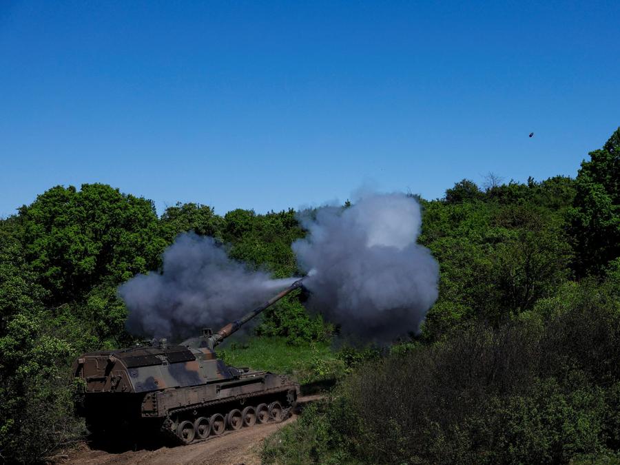 I militari ucraini della 43a Brigata di artiglieria separata sparano con un obice semovente Panzerhaubitze 2000 contro le truppe russe, durante l’attacco russo all’Ucraina, nella regione di Donetsk, Ucraina. REUTERS/Valentyn Ogirenko/File Photo