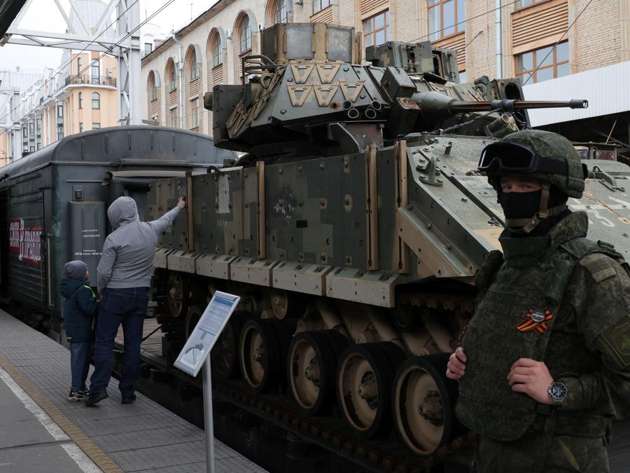 Un militare russo fa la guardia accanto al veicolo da combattimento della fanteria Bradley dell’esercito ucraino utilizzato nel corso del conflitto Russia-Ucraina, durante una mostra trasportata in treno che promuove l’esercito russo nelle regioni del paese, a San Pietroburgo, Russia. REUTERS/Anton Vaganov
