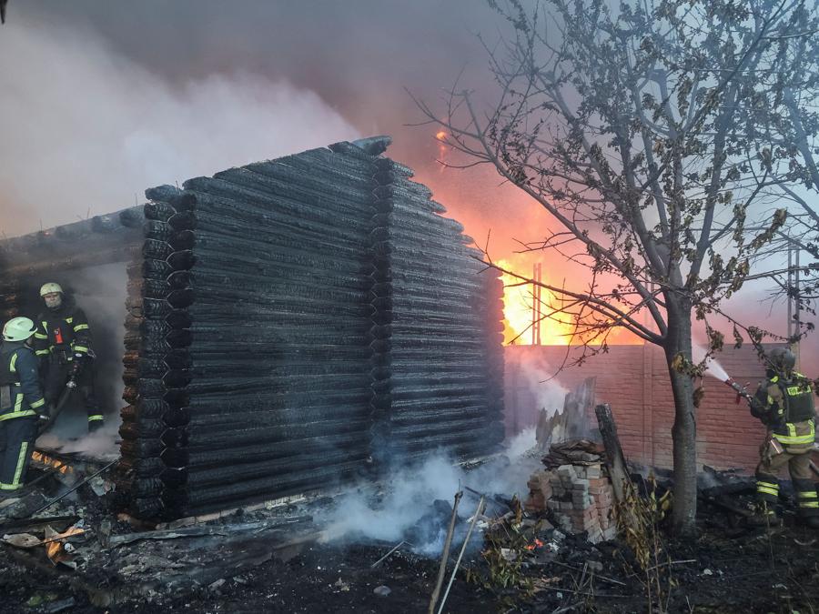 I vigili del fuoco lavorano sul luogo di un attacco missilistico russo, nel mezzo dell’attacco russo all’Ucraina, a Kharkiv, Ucraina. REUTERS/Vyacheslav Madiyevskyy