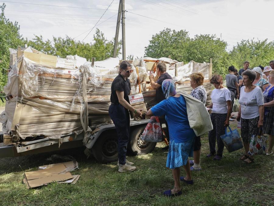 La popolazione locale si è riunita per ricevere i set igienici consegnati dai volontari e dal Servizio di Soccorso Ucraina dell’Ordine di Malta come aiuto umanitario nel villaggio di Katerynivka, zona di Kharkiv. EPA/SERGEY KOZLOV