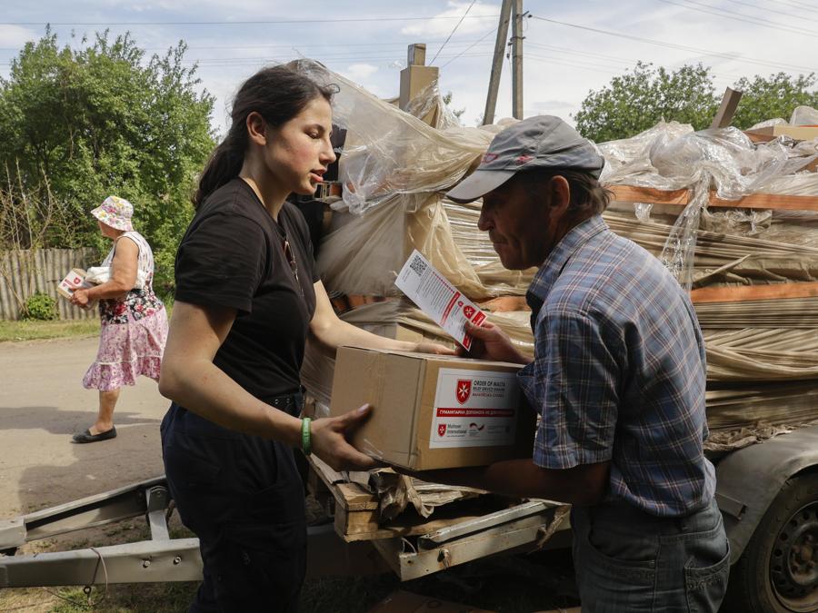La popolazione locale riceve i set igienici consegnati dai volontari e dal Servizio di Soccorso Ucraina dell’Ordine di Malta come aiuto umanitario nel villaggio di Katerynivka, zona di Kharkiv. EPA/SERGEY KOZLOV