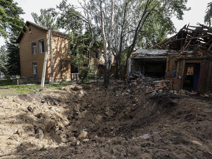 Edifici danneggiati e bombardati nel villaggio di Katerynivka nella zona di Kharkiv, Ucraina. EPA/SERGEY KOZLOV