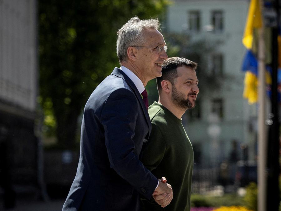 Il presidente ucraino Volodymyr Zelenskiy e il segretario generale della NATO Jens Stoltenberg partecipano a una conferenza stampa  a Kiev. REUTERS/Thomas Peter/File Photo