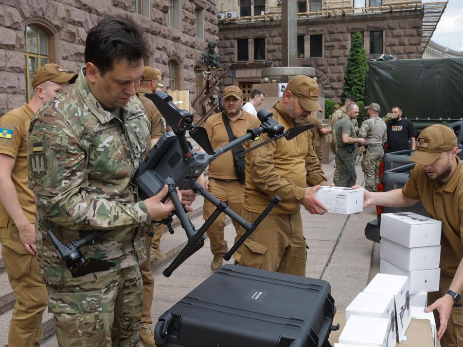 Un militare controlla un drone durante la cerimonia di consegna di auto e droni ai militari ucraini nel centro di Kiev. EPA/SERGEY DOLZHENKO