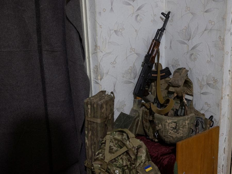 Un fucile d’assalto Kalashnikov e oggetti militari di Puslan Pikhota, militare di 53 anni della 113a Brigata di difesa territoriale delle forze armate ucraine, sono visti all’interno del suo campo temporaneo, vicino alla linea del fronte nella regione di Kharkiv, Ucraina,. REUTERS/Valentyn Ogirenko