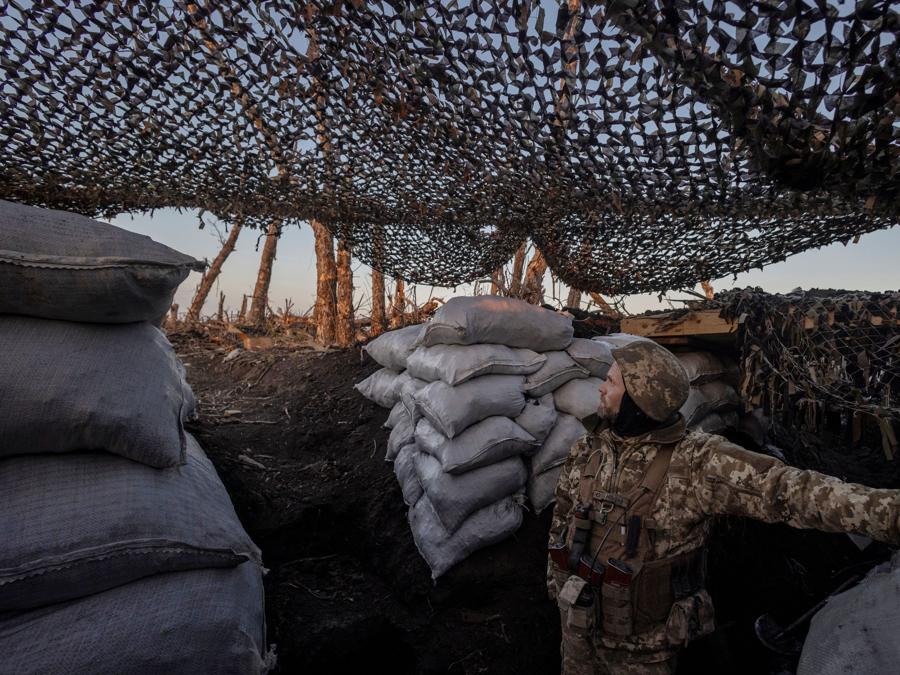 Il soldato di fanteria Viktor della 58a brigata motorizzata ucraina ascolta il suono del fuoco dell’artiglieria mentre si trova in una trincea in prima linea nella regione di Donetsk, Ucraina. To match Special Report UKRAINE-WAR/FRONTLINE REUTERS/Thomas Peter