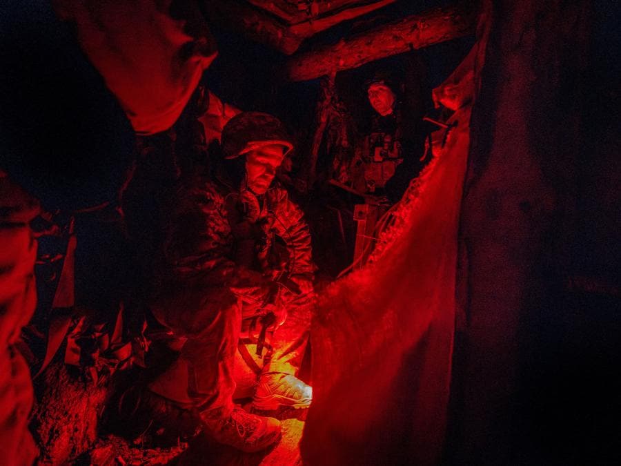 Il soldato di fanteria Viktor della 58a brigata motorizzata ucraina siede in una trincea in prima linea di notte, durante l’attacco della Russia all’Ucraina, nella regione di Donetsk. To match Special Report UKRAINE-WAR/FRONTLINE REUTERS/Thomas Peter