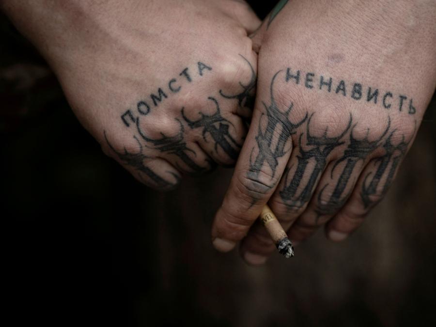 Le parole “Vendetta” e “Odio” sono tatuate sulle mani di Roman, un 38enne comandante di un plotone di supporto antincendio, nella 58a Brigata Motorizzata Ucraina nella regione di Donetsk, Ucraina. To match Special Report UKRAINE-WAR/FRONTLINE REUTERS/Thomas Peter