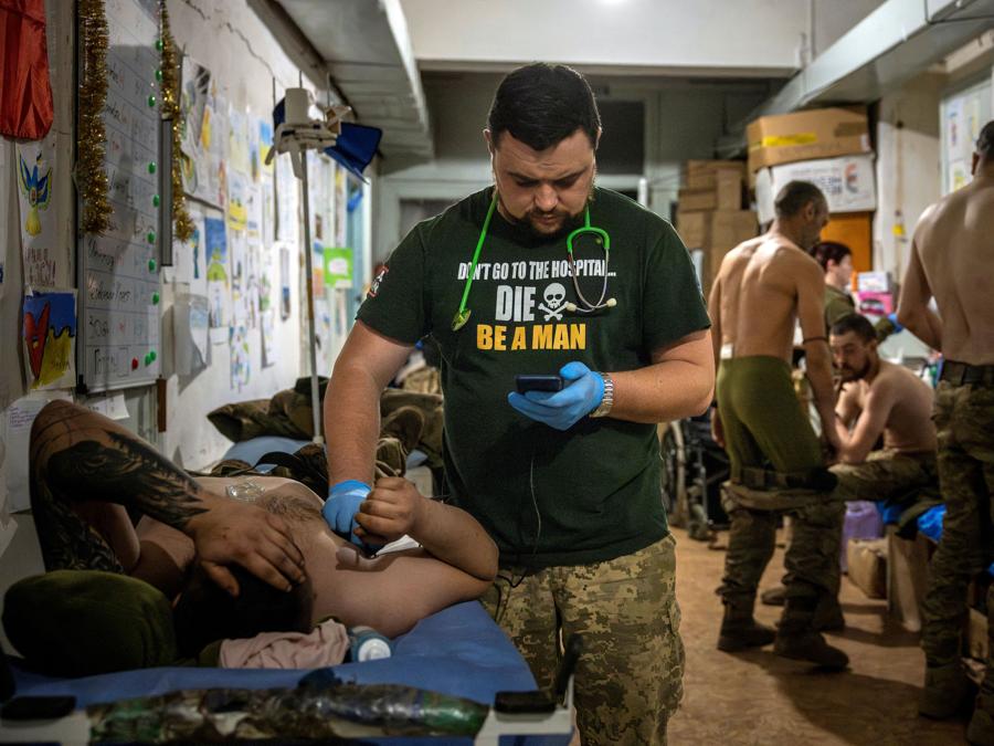Volodymyr, un medico in un punto di stabilizzazione medica vicino alla linea del fronte, controlla un paziente, durante l’attacco della Russia all’Ucraina, nella regione di Donetsk, Ucraina. To match Special Report UKRAINE-WAR/FRONTLINE REUTERS/Thomas Peter