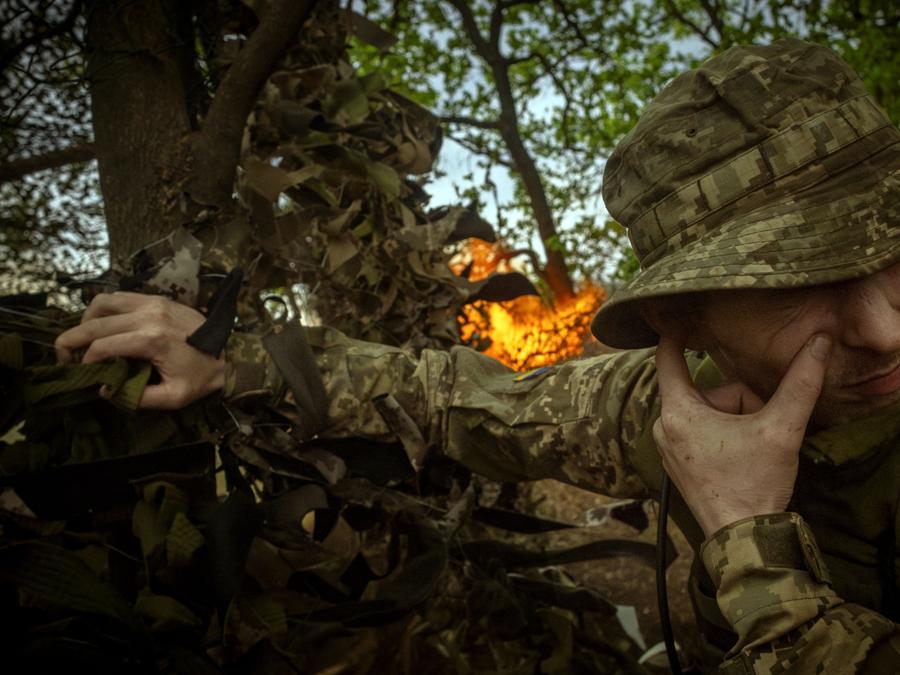 Il soldato ucraino Oleksii della 57a Brigata Motorizzata si copre l’orecchio mentre un obice spara contro una posizione russa, nel mezzo dell’attacco russo all’Ucraina, contro una posizione di artiglieria fuori Kupiansk, Ucraina. To match Special Report UKRAINE-WAR/FRONTLINE REUTERS/Thomas Peter