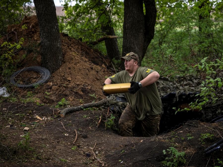 Un soldato della 57a Brigata Motorizzata Ucraina trasporta un proiettile per un obice in una posizione di artiglieria fuori Kupiansk, Ucraina. To match Special Report UKRAINE-WAR/FRONTLINE REUTERS/Thomas Peter