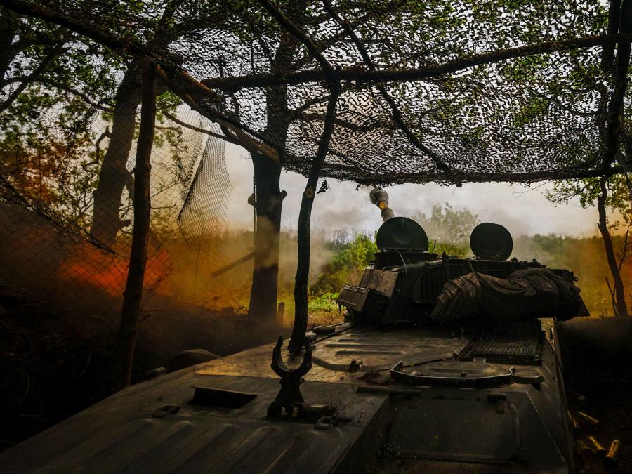 Un obice semovente della 57a brigata ucraina spara in direzione delle posizioni russe alla periferia di Kupiansk, Ucraina. To match Special Report UKRAINE-WAR/FRONTLINE REUTERS/Thomas Peter