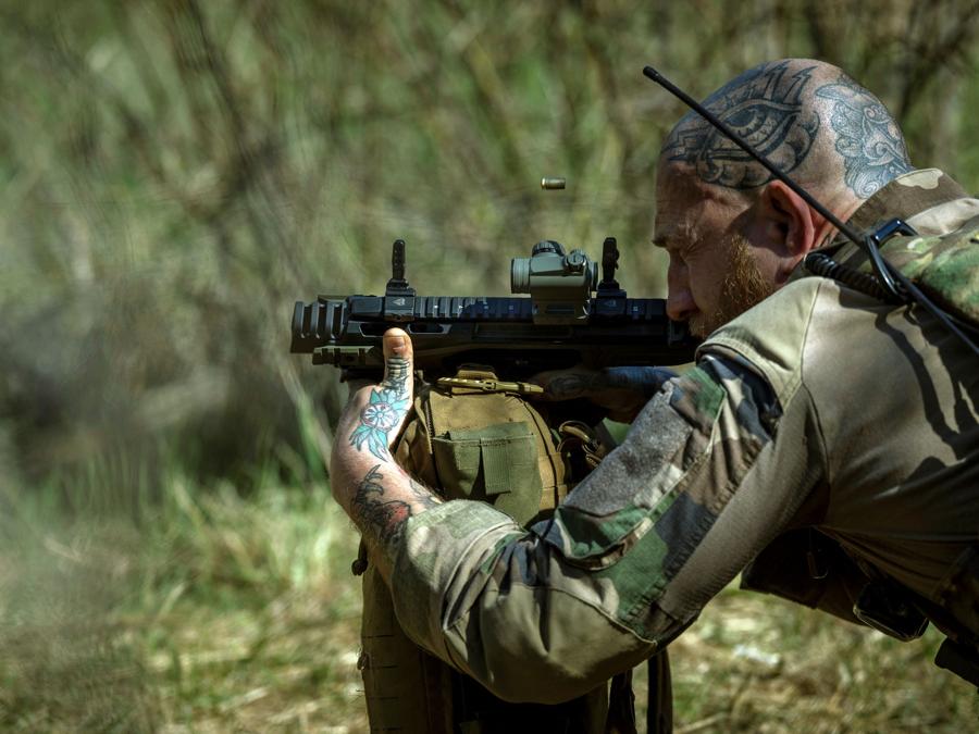 Roman, un comandante di 38 anni di un plotone di supporto antincendio, nella 58a brigata motorizzata ucraina, spara con una pistola in un telaio PCC in un poligono di tiro, durante l’attacco della Russia all’Ucraina, nella regione di Donetsk, Ucraina. To match Special Report UKRAINE-WAR/FRONTLINE REUTERS/Thomas Peter