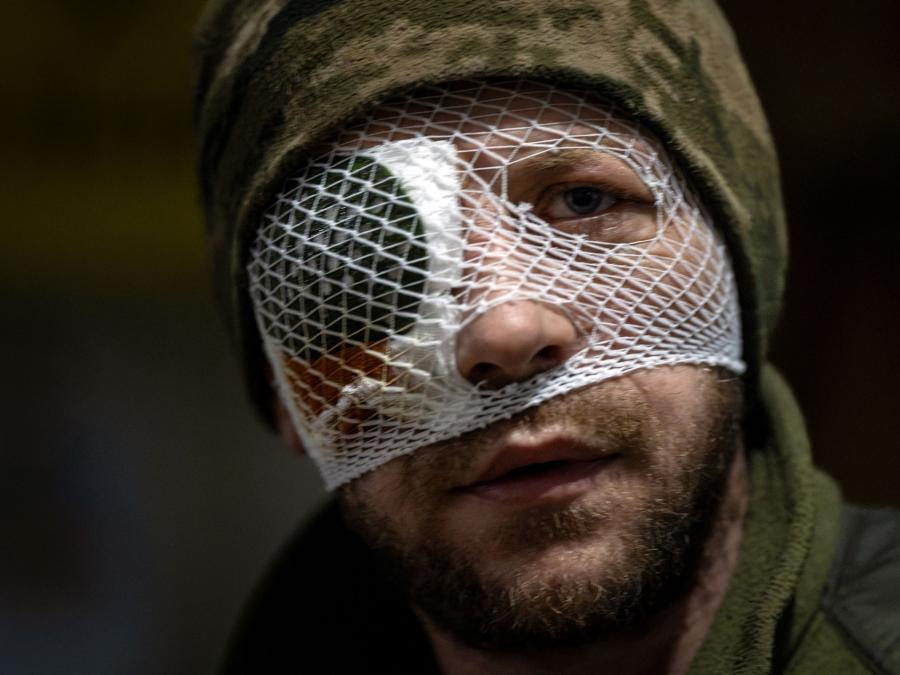 Un soldato ferito  in un punto di stabilizzazione medica vicino alla linea del fronte nella regione di Donetsk, Ucraina. To match Special Report UKRAINE-WAR/FRONTLINE REUTERS/Thomas Peter