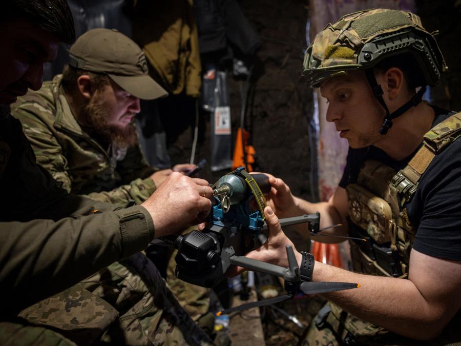 Membri di un’unità di droni della 58a Brigata Motorizzata ucraina attaccano una carica esplosiva a un drone vicino alla linea del fronte nella regione di Donetsk. To match Special Report UKRAINE-WAR/FRONTLINE REUTERS/Thomas Peter