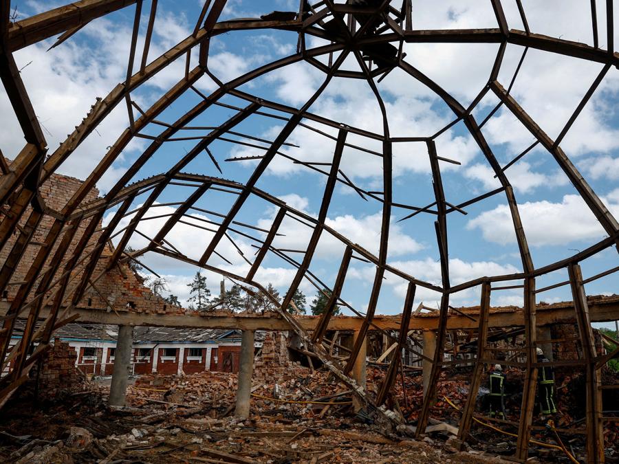 I vigili del fuoco lavorano nel sito della scuola di equitazione sportiva per bambini e giovani gravemente danneggiata dai missili russi nel villaggio di Mala Danylivka, fuori Kharkiv, Ucraina. REUTERS/Valentyn Ogirenko