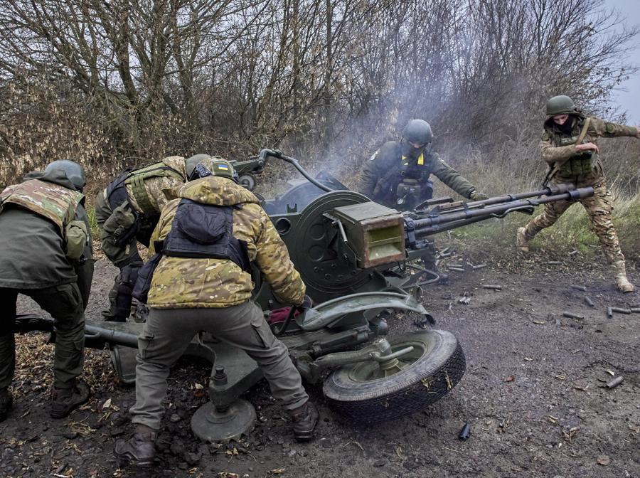 Membri della Guardia Nazionale Ucraina utilizzano un cannone antiaereo in una posizione non lontano da Kharkiv, nel nord-est dell’Ucraina. EPA/SERGEY KOZLOV