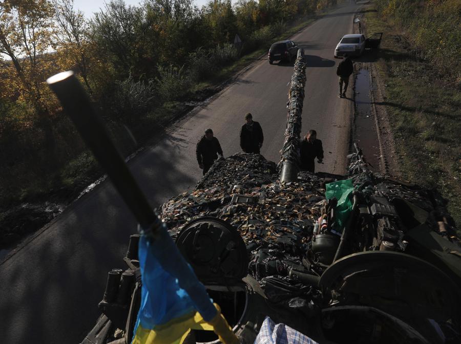 Soldati ucraini con il loro carro armato alla periferia della città di Kupiansk, a est di Kharkiv, Ucraina nord-orientale. EPA/ATEF SAFADI