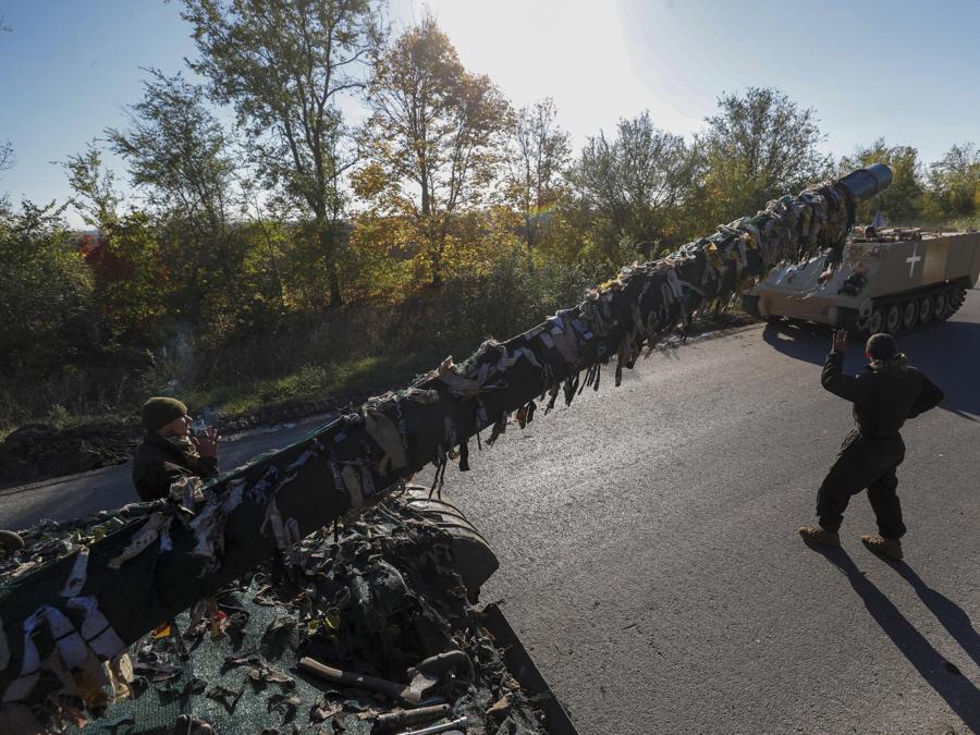 Soldati ucraini con il loro carro armato alla periferia della città di Kupiansk, a est di Kharkiv, Ucraina nord-orientale. EPA/ATEF SAFADI