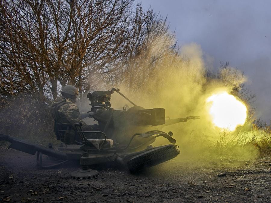 Un membro della Guardia Nazionale Ucraina spara con un cannone antiaereo in una posizione non lontana da Kharkiv, nel nord-est dell’Ucraina. EPA/SERGEY KOZLOV