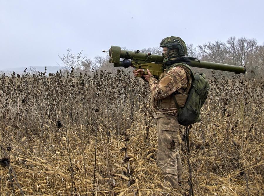 Un membro della Guardia Nazionale Ucraina con un sistema missilistico terra-aria portatile (MANPAD) in una posizione non lontano da Kharkiv, nell’Ucraina nord-orientale. EPA/SERGEY KOZLOV