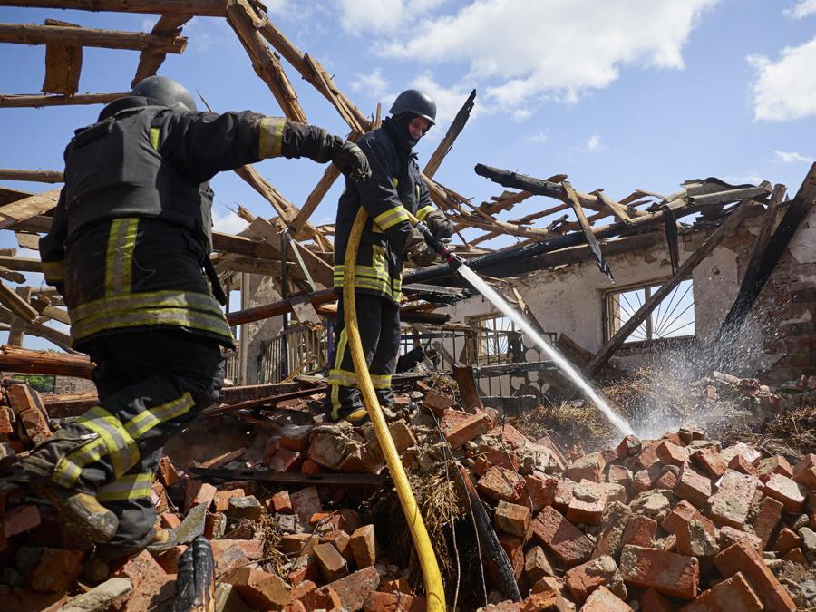 I vigili del fuoco lavorano nel sito della scuola di equitazione sportiva per bambini e giovani gravemente danneggiata dai missili russi nel villaggio di Mala Danylivka, fuori Kharkiv, Ucraina. EPA/SERGEY KOZLOV