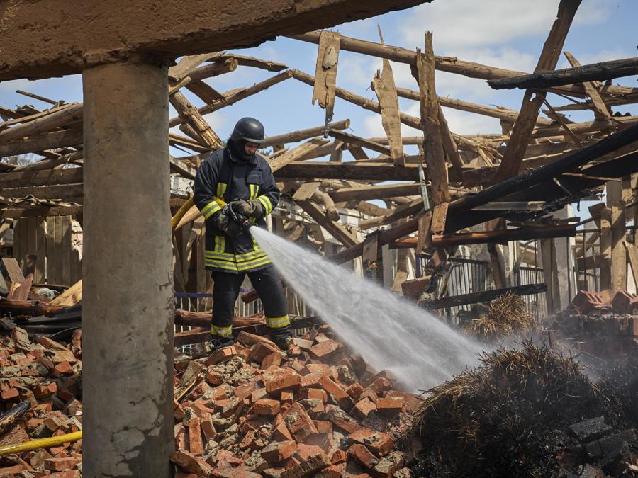 I vigili del fuoco lavorano nel sito della scuola di equitazione sportiva per bambini e giovani gravemente danneggiata dai missili russi nel villaggio di Mala Danylivka, fuori Kharkiv, Ucraina. EPA/SERGEY KOZLOV