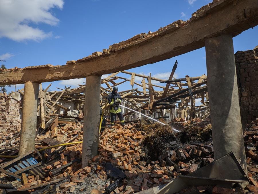 I vigili del fuoco lavorano nel sito della scuola di equitazione sportiva per bambini e giovani gravemente danneggiata dai missili russi nel villaggio di Mala Danylivka, fuori Kharkiv, Ucraina. EPA/SERGEY KOZLOV