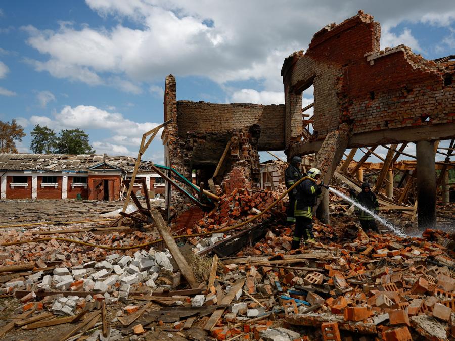 I vigili del fuoco lavorano nel sito della scuola di equitazione sportiva per bambini e giovani gravemente danneggiata dai missili russi nel villaggio di Mala Danylivka, fuori Kharkiv, Ucraina. REUTERS/Valentyn Ogirenko