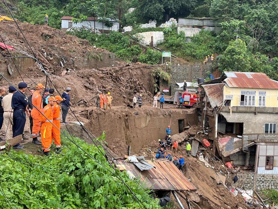 I membri delle squadre di soccorso cercano sopravvissuti tra i detriti accanto a una cava di pietra crollata in seguito alle piogge torrenziali portate dal ciclone Remal, alla periferia di Aizawl, la capitale dello stato nordorientale di Mizoram, in India. (REUTERS/Stringer)