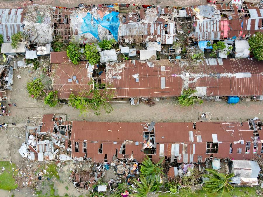 Questa fotografia aerea mostra le case danneggiate dopo l’atterraggio del ciclone Remal a Patuakhali. Il ciclone Remal, che si è abbattuto sulle zone basse del Bangladesh e sulla vicina India la sera del 26 maggio con violente tempeste e onde che si infrangono, ha provocato la morte di almeno 21 persone. ha distrutto migliaia di case, distrutto dighe marittime e allagato città nei due paesi. (Photo by Munir Uz Zaman / AFP)