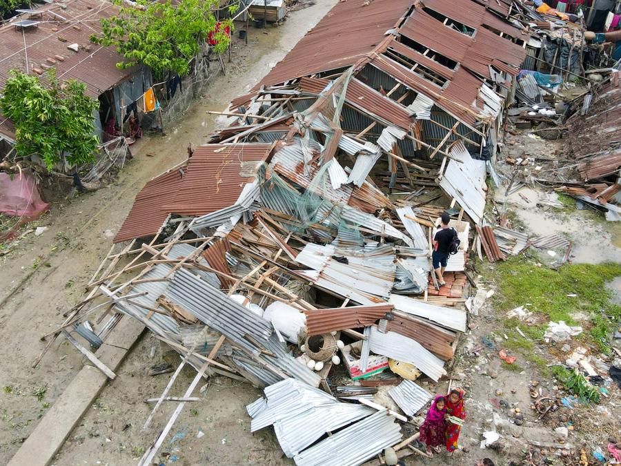 Questa fotografia aerea mostra le case danneggiate dopo l’atterraggio del ciclone Remal a Patuakhali. Il ciclone Remal, che si è abbattuto sulle pianure del Bangladesh e sulla vicina India la sera del 26 maggio con violente tempeste e onde che si infrangono, ha provocato la morte di almeno 21 persone, distrutto migliaia di case, distrutto dighe marine e allagato città nei due paesi. (Photo by Munir Uz Zaman / AFP)