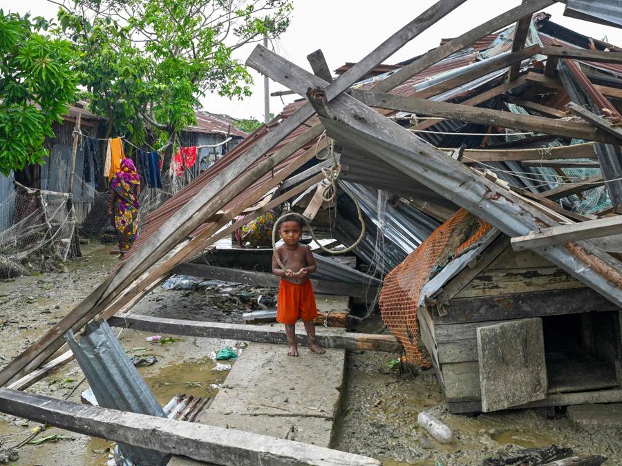 Un bambino si trova nella sua casa danneggiata dopo l’abbattimento del ciclone Remal a Patuakhali. Il ciclone Remal, che si è abbattuto sulla pianura del Bangladesh e sulla vicina India la sera del 26 maggio con violente tempeste e onde che si infrangono, ha provocato la morte di almeno 21 persone, distrutto migliaia di case, distrutto dighe marine e allagato città nei due paesi. (Photo by Munir Uz Zaman / AFP)