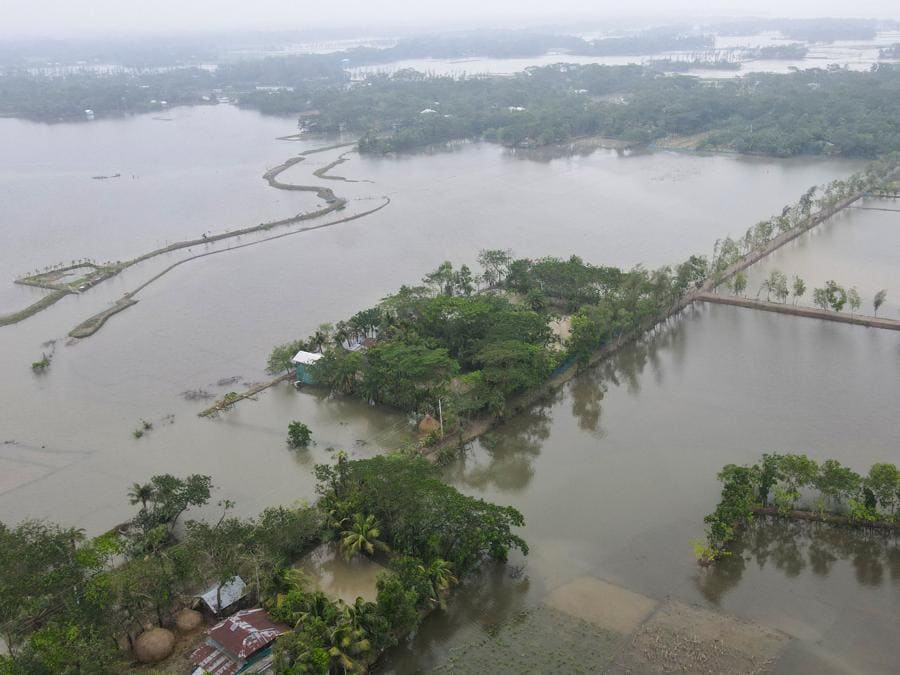 Questa fotografia aerea mostra la terra inondata dopo l’atterraggio del ciclone Remal a Patuakhali il 28 maggio 2024. Il ciclone Remal, che si è abbattuto sulle zone basse del Bangladesh e sulla vicina India la sera del 26 maggio con violente tempeste e onde che si infrangono, ha provocato la morte di almeno 21 persone. ha distrutto migliaia di case, distrutto dighe marittime e allagato città nei due paesi. (Photo by Munir Uz Zaman / AFP)