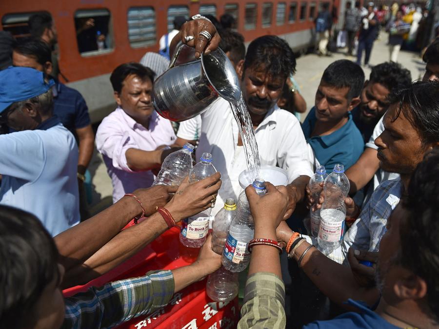 Un volontario distribuisce acqua potabile ai passeggeri dei treni in una calda giornata estiva alla stazione ferroviaria Jalandhar Cantonment a Jalandhar il 28 maggio 2024. Le temperature nella capitale indiana sono salite alla cifra record di 49,9 gradi Celsius (121,8 Fahrenheit) il 28 maggio, secondo il governo ha detto l’ufficio meteorologico. (Photo by Shammi MEHRA / AFP)