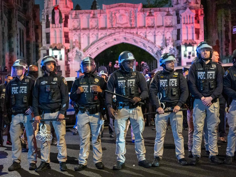L’irruzione della polizia alla Columbia University di New York. (AFP)