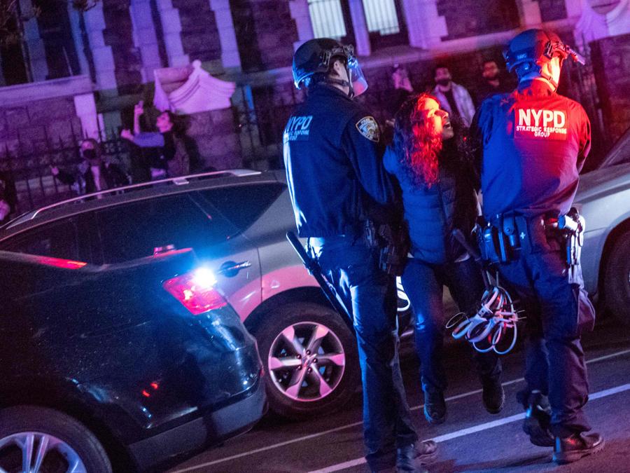 L’irruzione della polizia alla Columbia University di New York. (AFP)