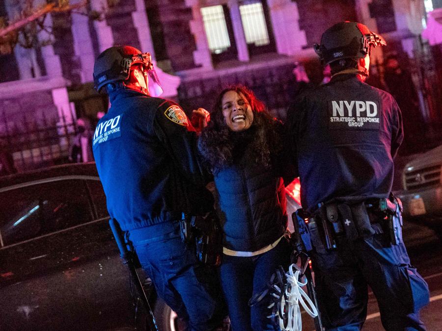 L’irruzione della polizia alla Columbia University di New York. (AFP)