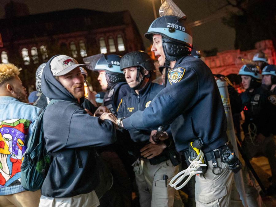 L’irruzione della polizia alla Columbia University di New York. (AFP)