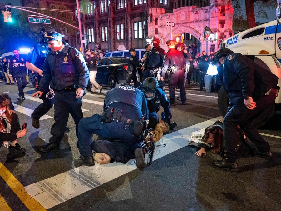 L’irruzione della polizia alla Columbia University di New York. (AFP)