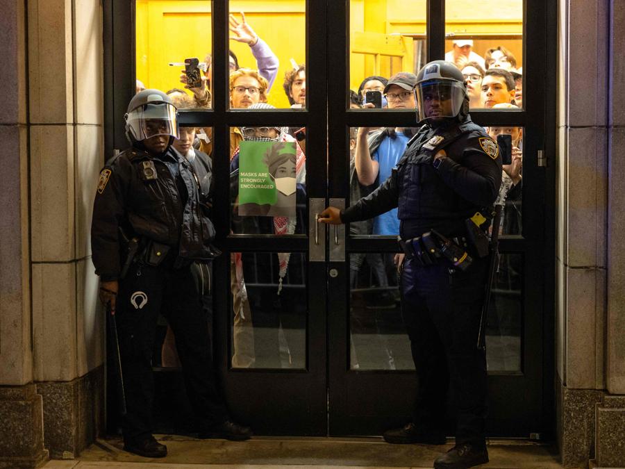 L’irruzione della polizia alla Columbia University di New York. (AFP)