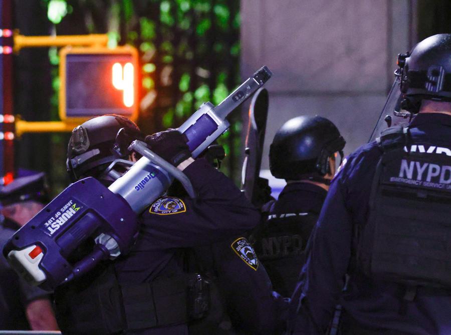L’irruzione della polizia alla Columbia University di New York. (AFP)