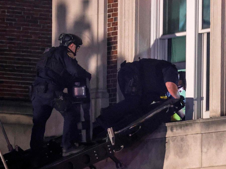 L’irruzione della polizia alla Columbia University di New York. (AFP)