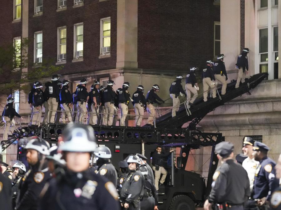 L’irruzione della polizia alla Columbia University di New York. (EPA)